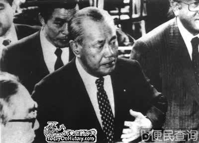 日本洛克希德贿赂案败露，前首相田中角荣被判刑